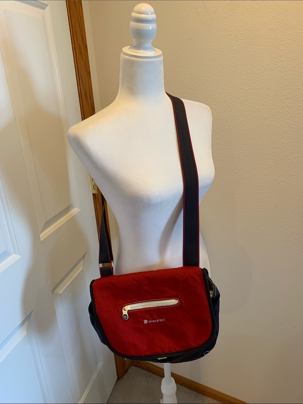 Sherpani Red and Black Shoulder Messenger Bag​​